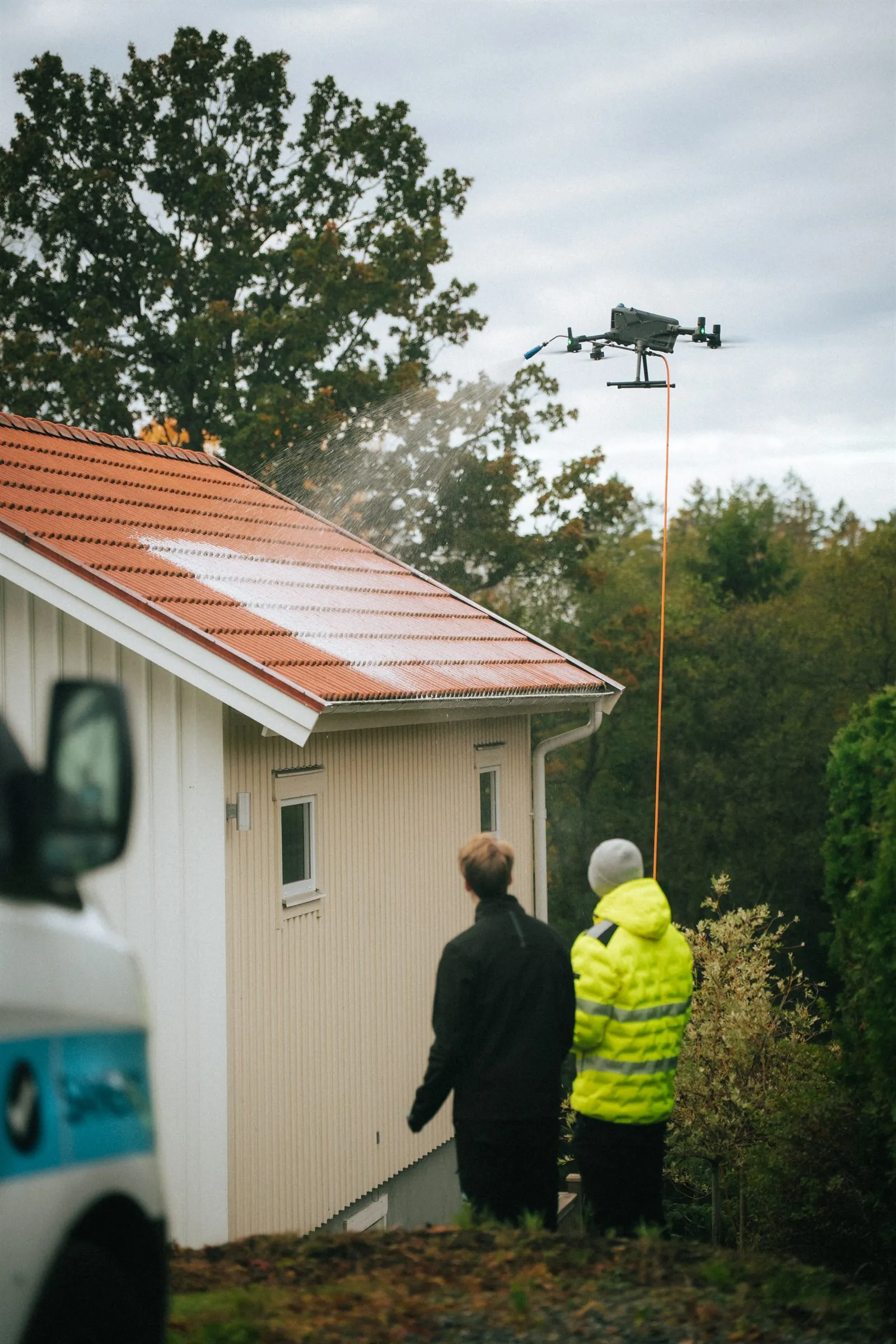 NordTvätts drönare applicerar förebyggande takbehandling över ett tak
