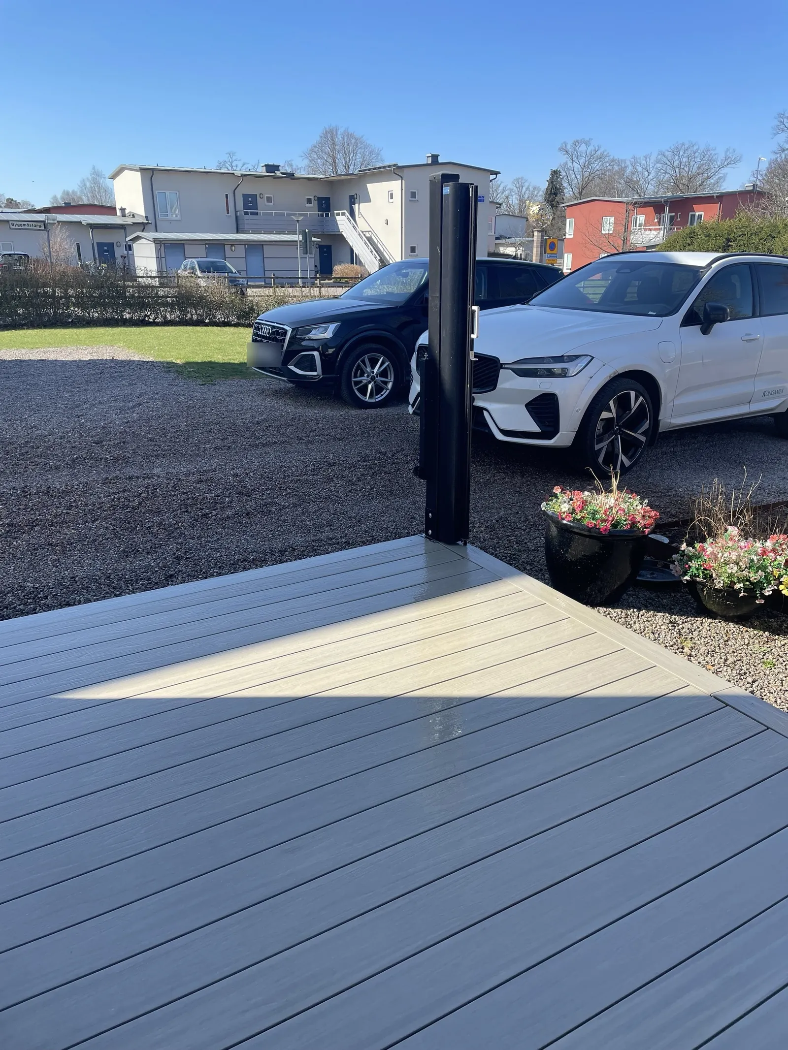 Samma komposittrall efter altantvätt, ren och jämn i färgen