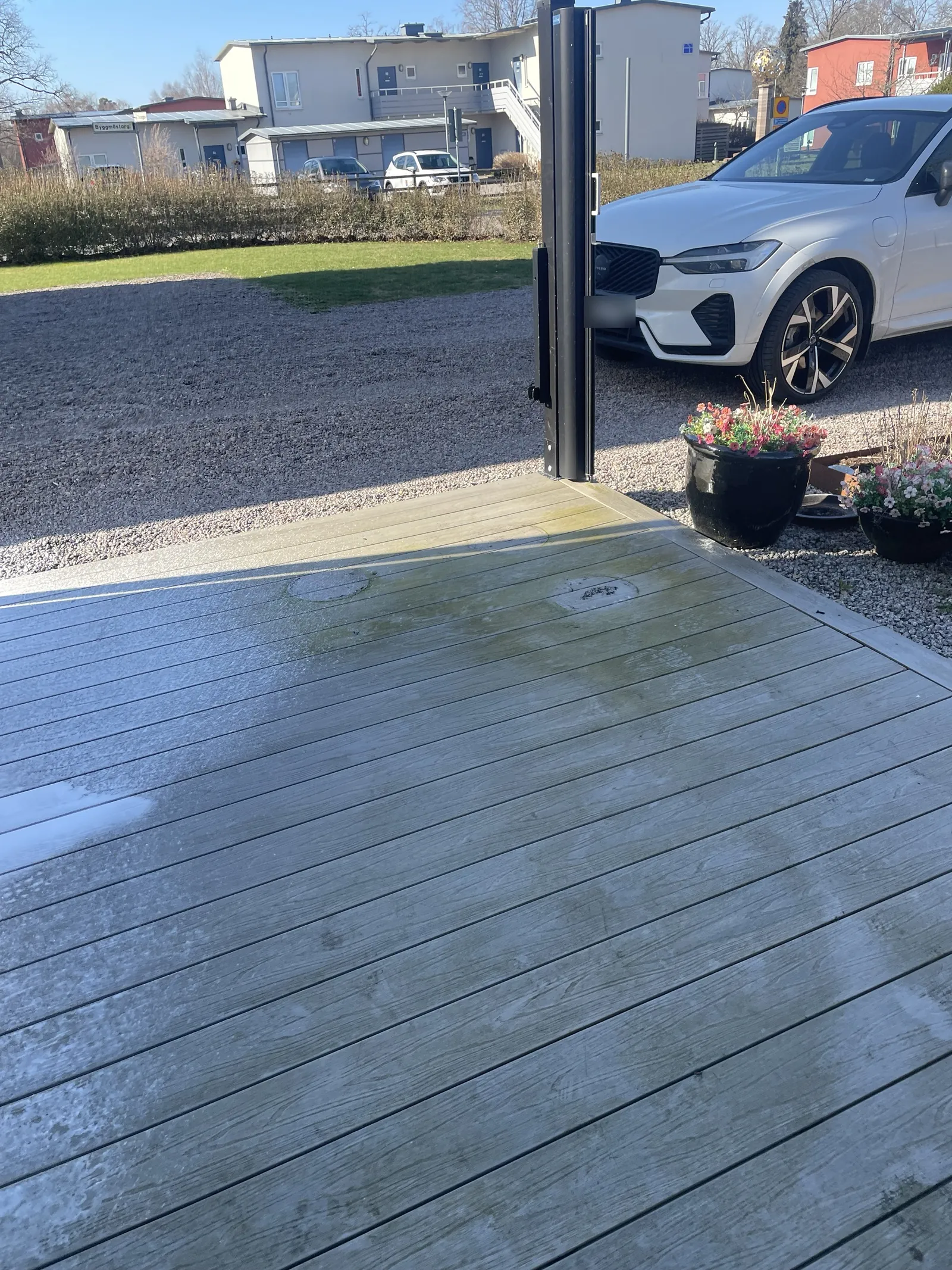 Komposittrall med grön påväxt och gråa fläckar före altantvätt