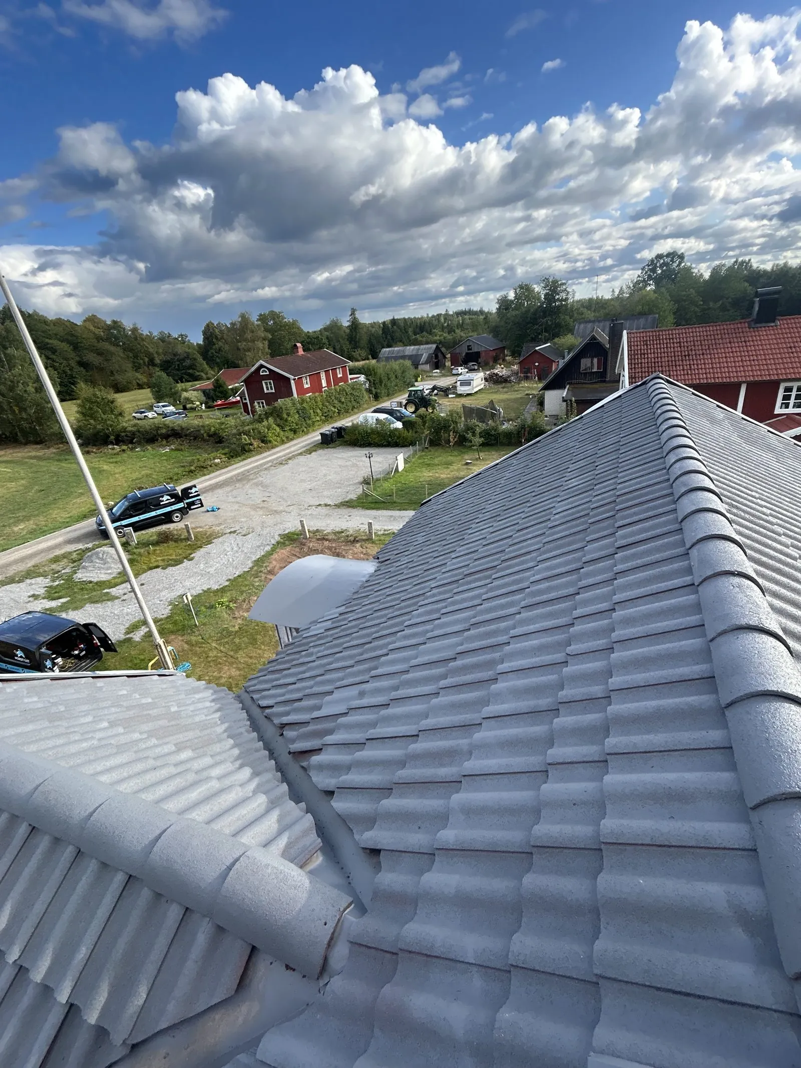 Samma tak efter målning, nu i grå kulör