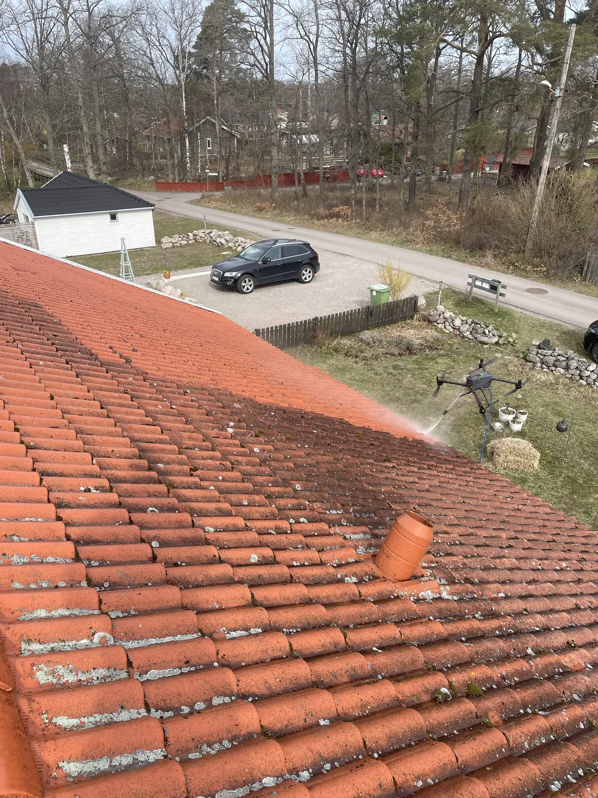 Taktvätt med drönare på villa